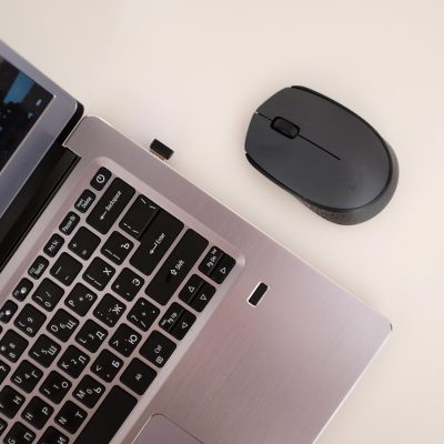 一位编辑低头敲键盘，桌面上两台显示器同时开着 intellij 编辑器与终端窗口，背景是傍晚的城市灯火，气氛专注