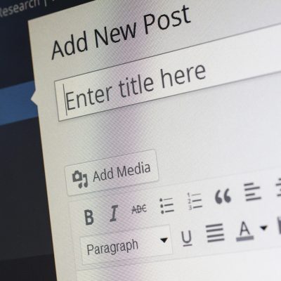 一位编辑站在白板前用马克笔写下 intellij 调试流程示意，白板上贴着几张彩色便签，室内灯光偏暖，氛围平静